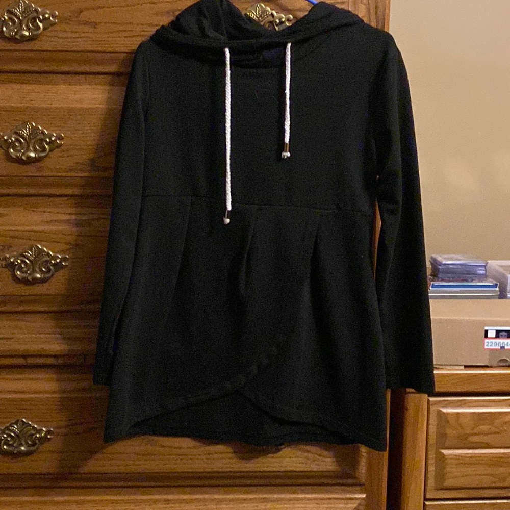 Woman’s black ruffled bottom sweatshirt.